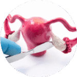 Especialista médico realizando consulta para diagnóstico de tumores del aparato reproductivo